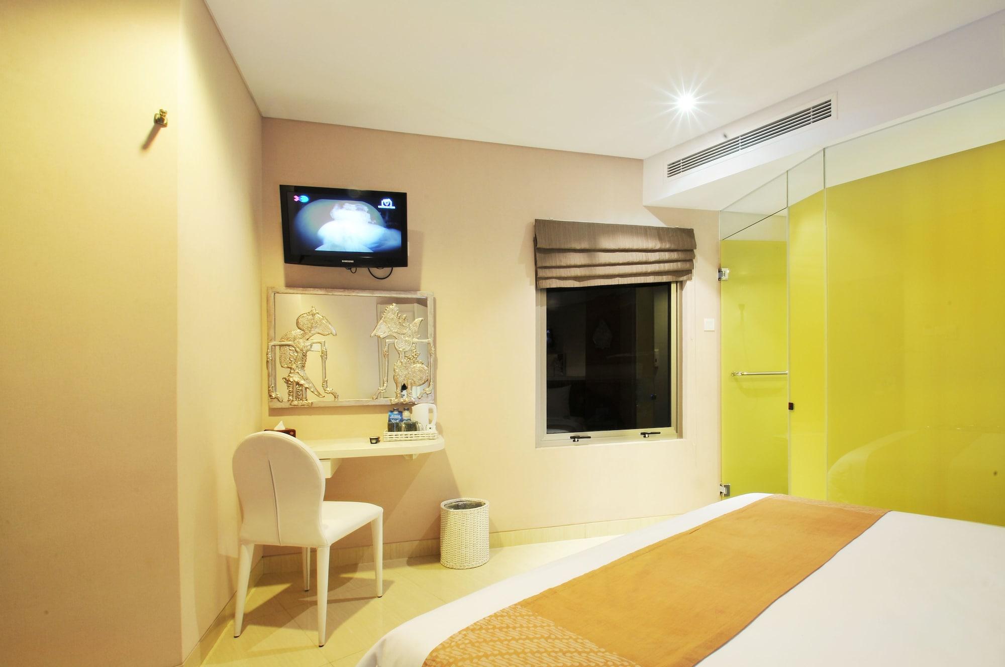 Pyrenees Malioboro Hotel Джокякарта Екстериор снимка