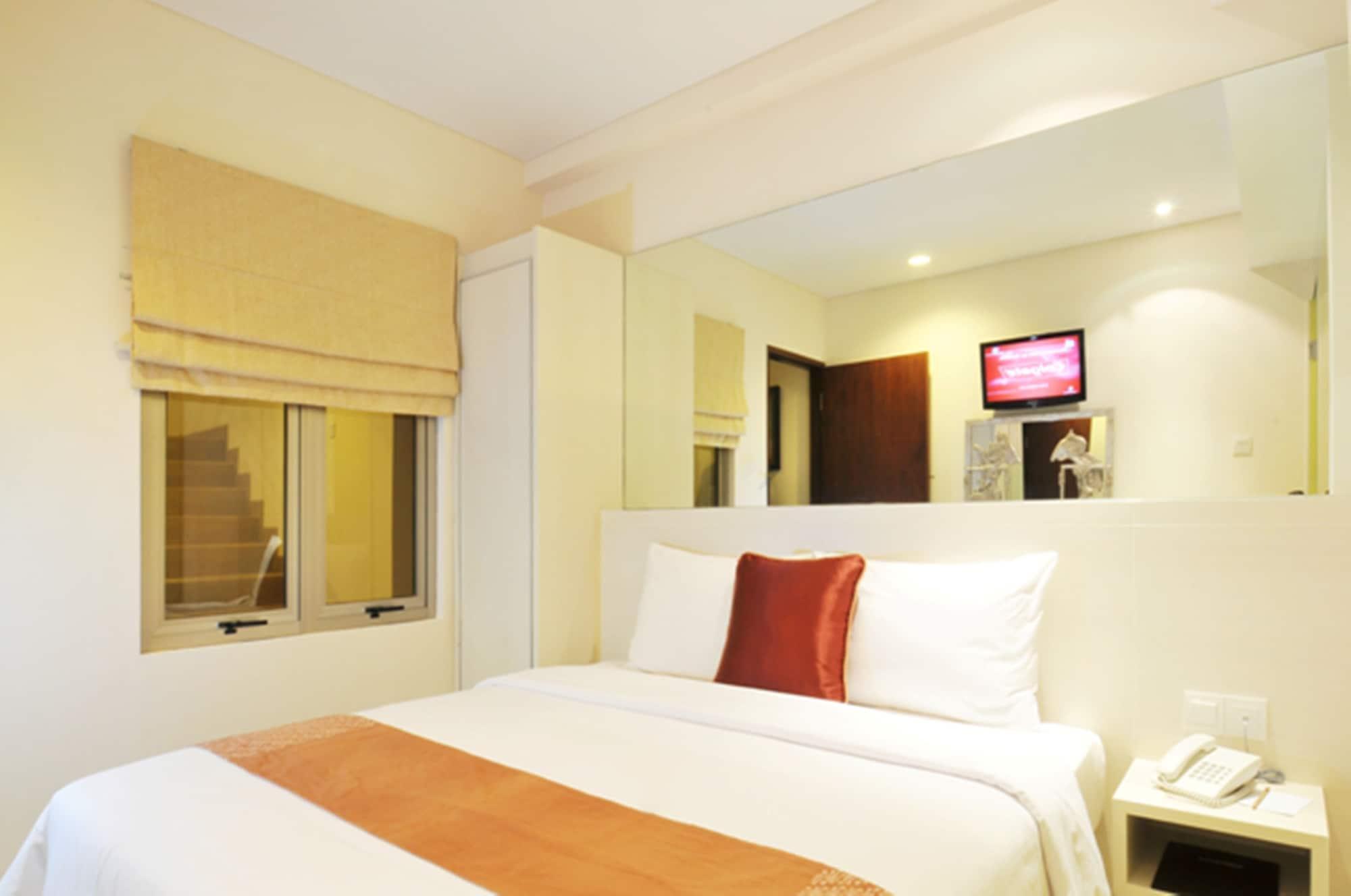Pyrenees Malioboro Hotel Джокякарта Екстериор снимка