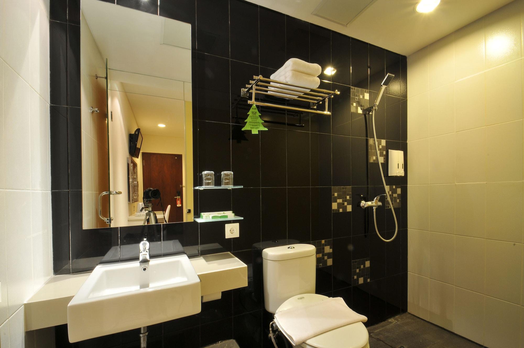 Pyrenees Malioboro Hotel Джокякарта Екстериор снимка