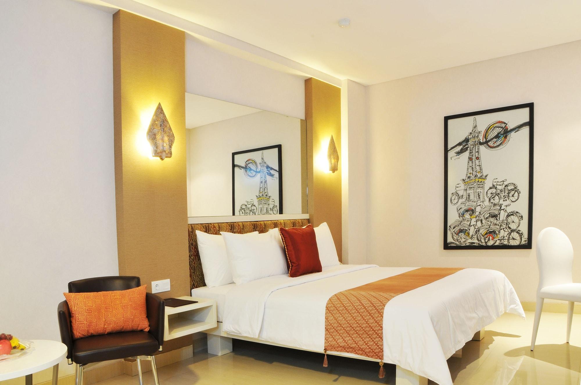 Pyrenees Malioboro Hotel Джокякарта Екстериор снимка