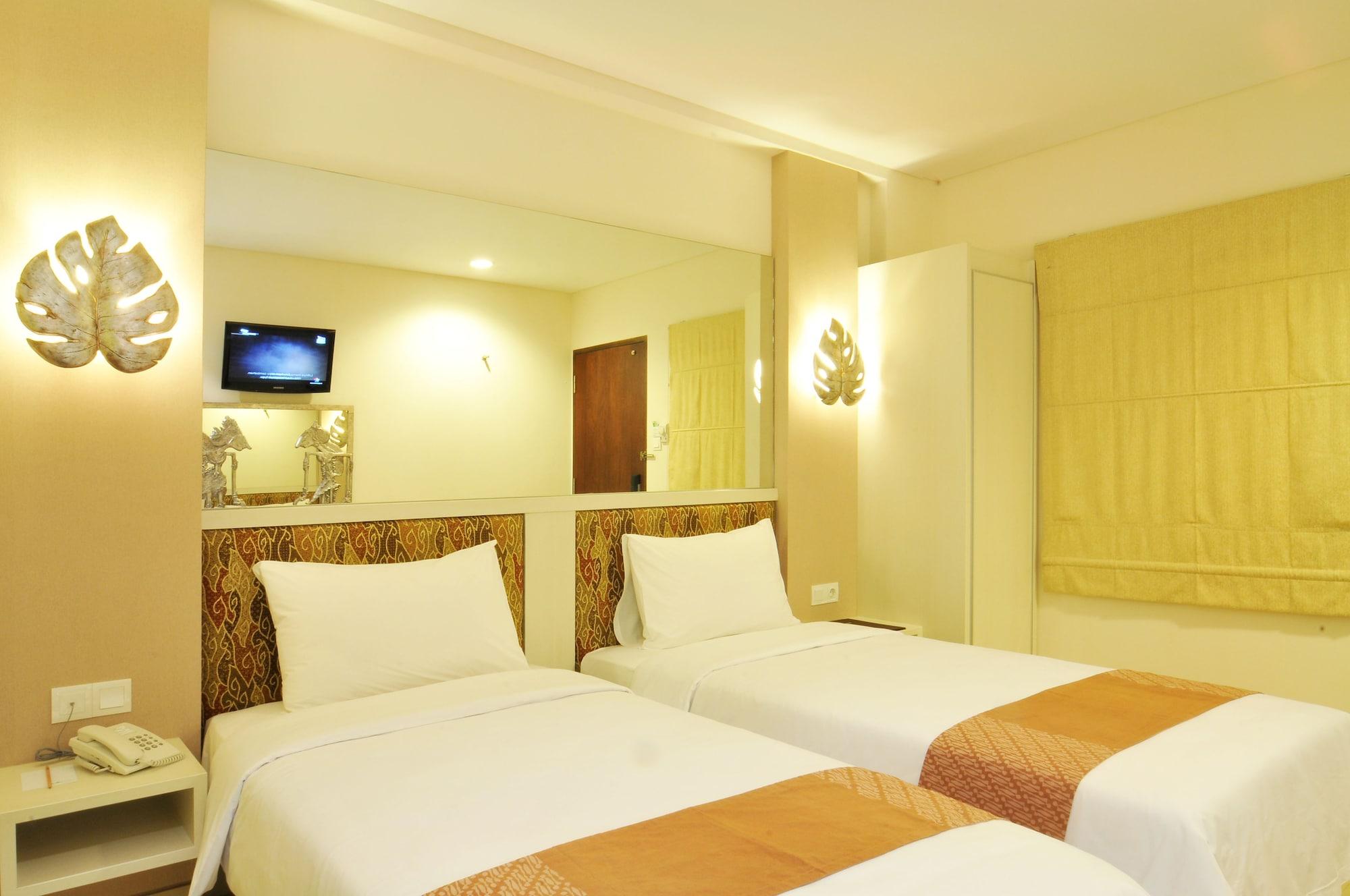 Pyrenees Malioboro Hotel Джокякарта Екстериор снимка