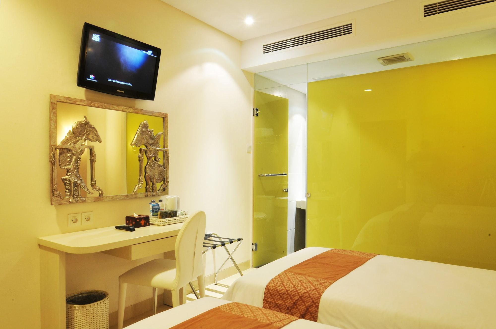 Pyrenees Malioboro Hotel Джокякарта Екстериор снимка