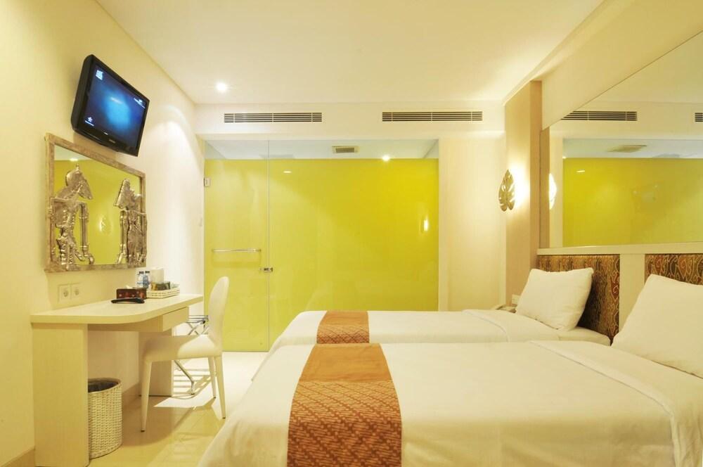 Pyrenees Malioboro Hotel Джокякарта Екстериор снимка