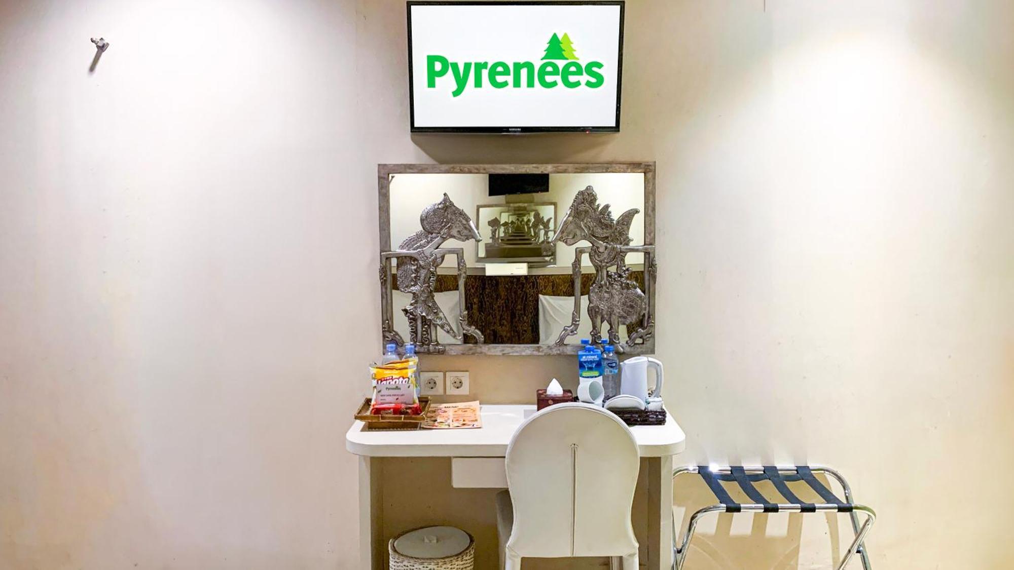 Pyrenees Malioboro Hotel Джокякарта Екстериор снимка