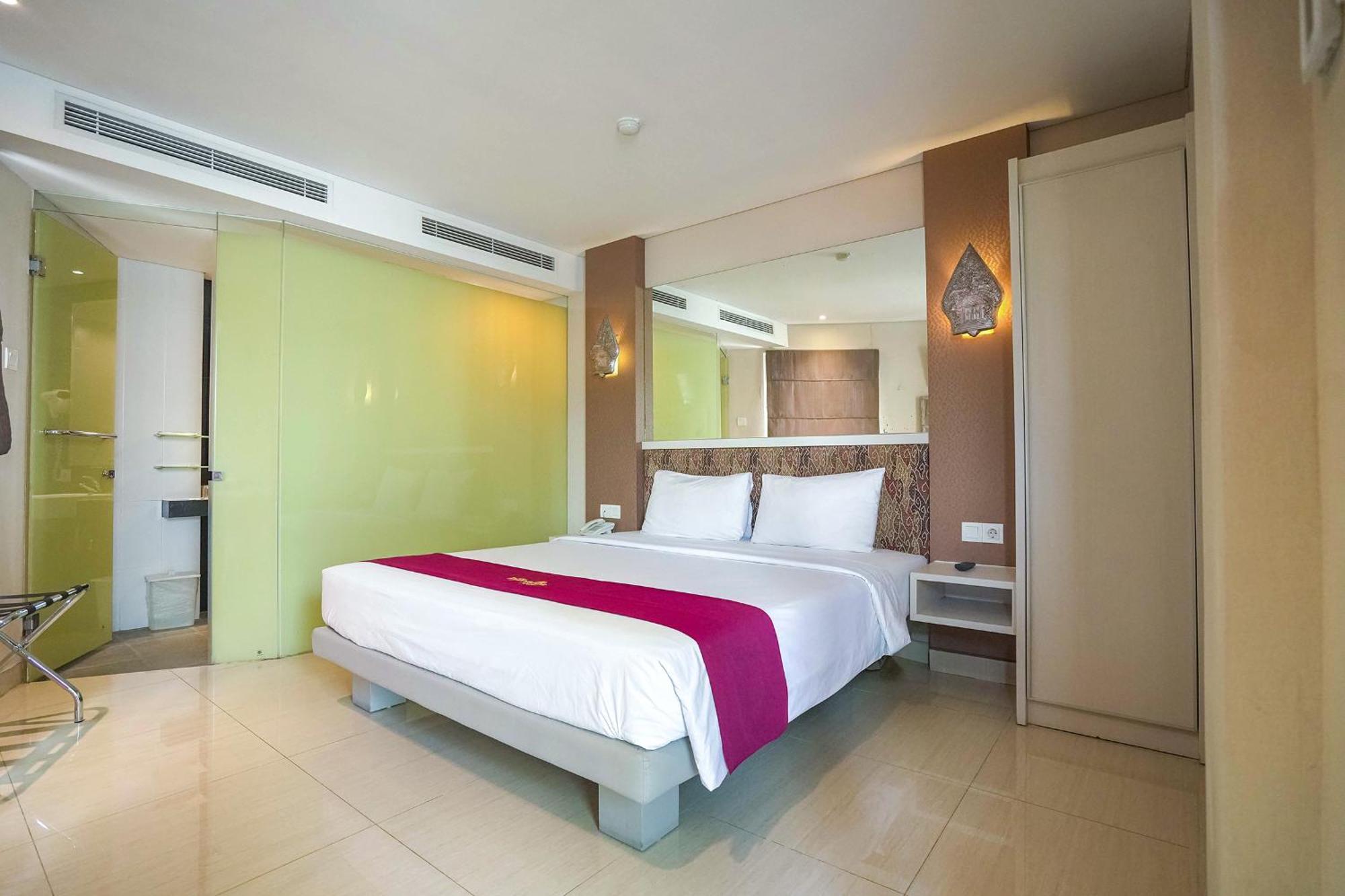 Pyrenees Malioboro Hotel Джокякарта Екстериор снимка