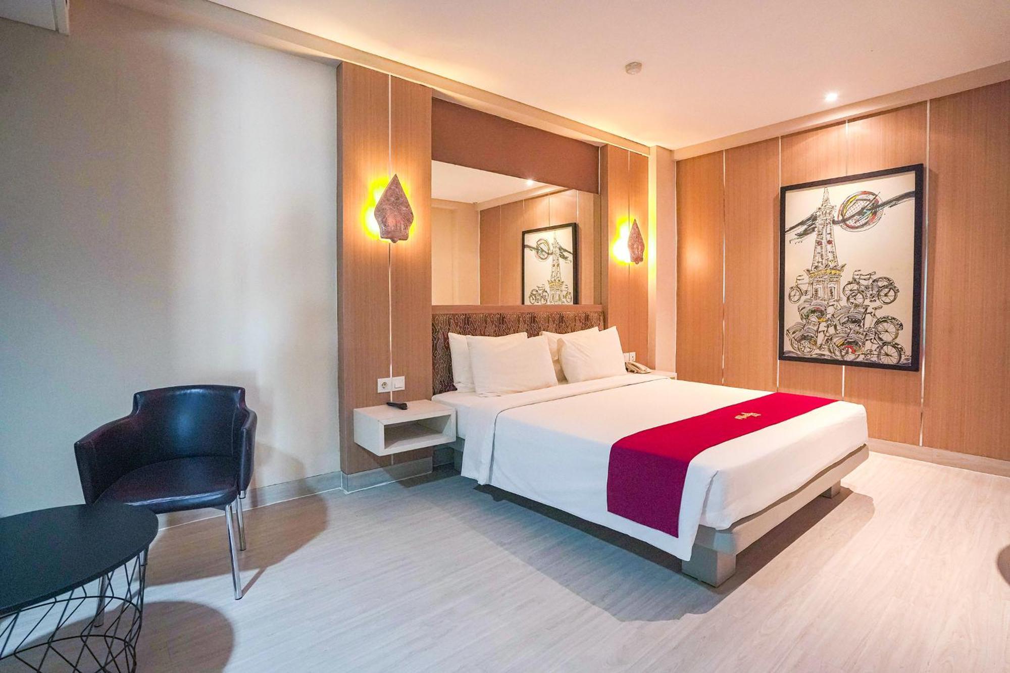 Pyrenees Malioboro Hotel Джокякарта Екстериор снимка