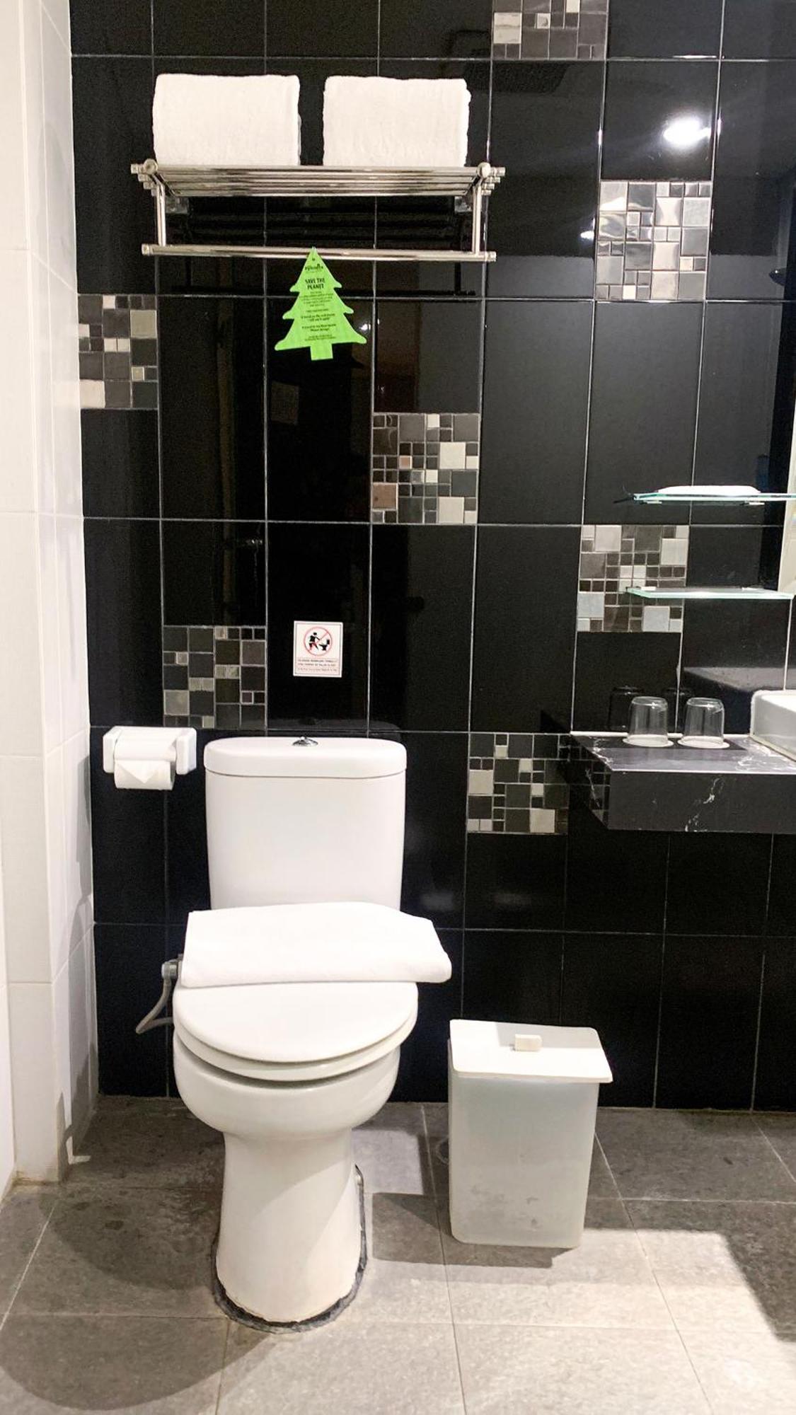 Pyrenees Malioboro Hotel Джокякарта Екстериор снимка