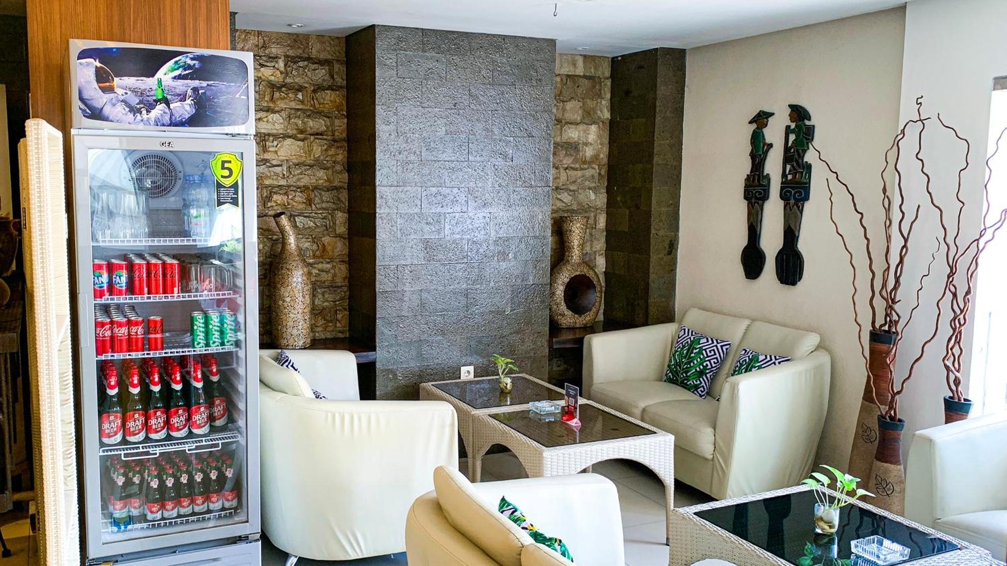 Pyrenees Malioboro Hotel Джокякарта Екстериор снимка