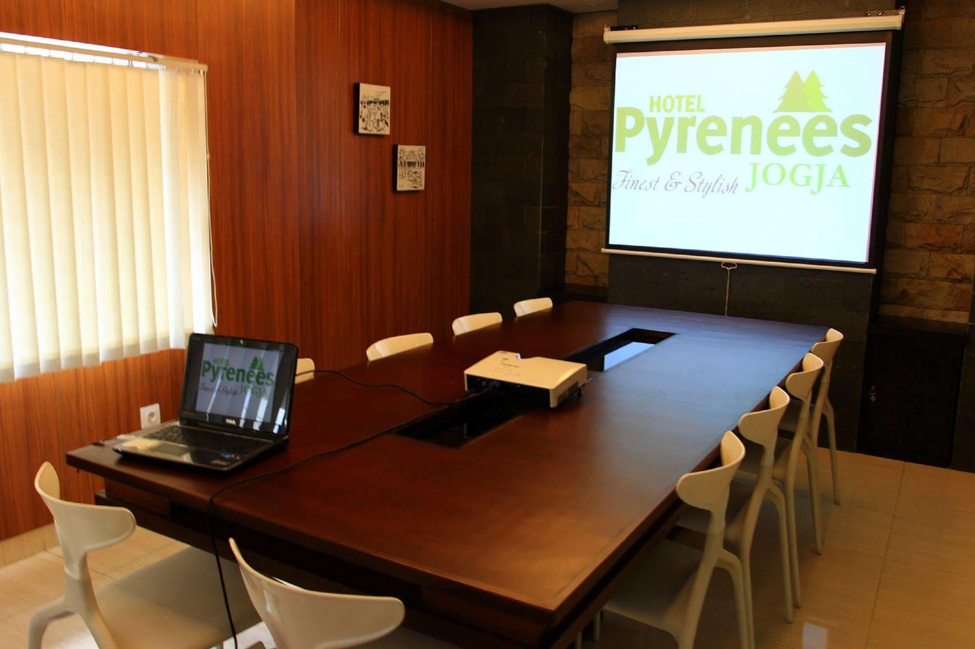 Pyrenees Malioboro Hotel Джокякарта Екстериор снимка